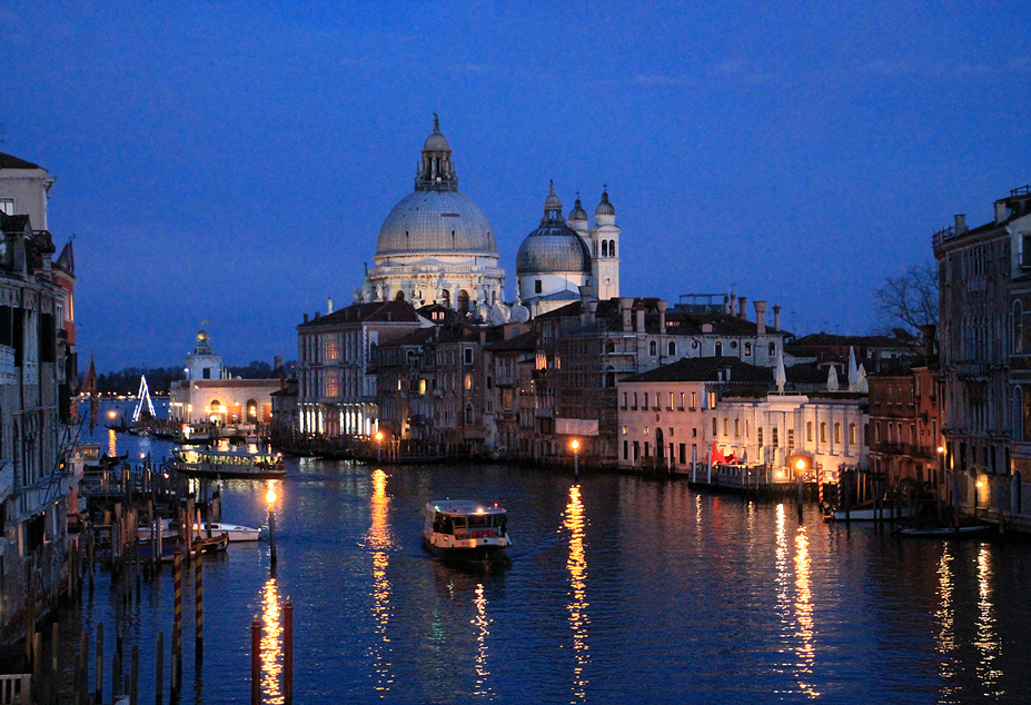 Venezia, Vista notturna dal Ponte dell'Accademia.
