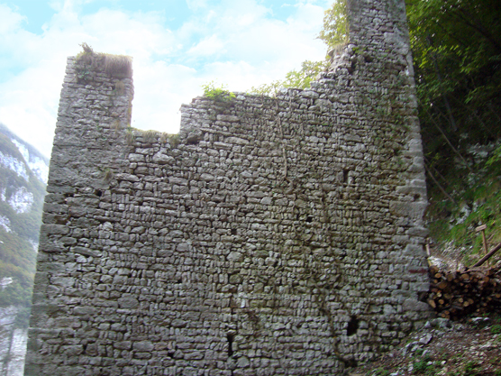 Castellavazzo (Bl), Antiche fortificazioni.