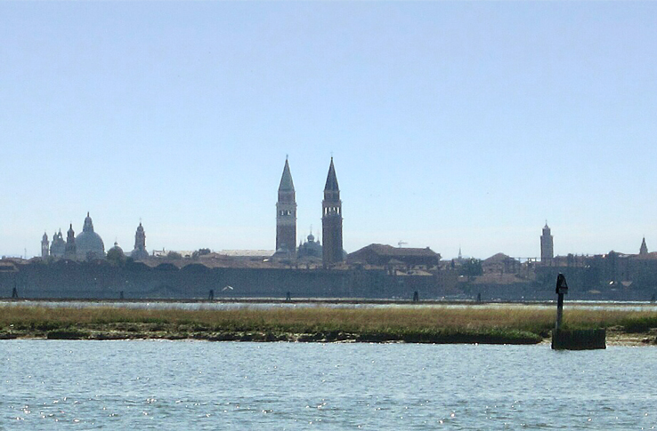 Venezia, La laguna e i campanili di San Marco e San Francesco della Vigna.