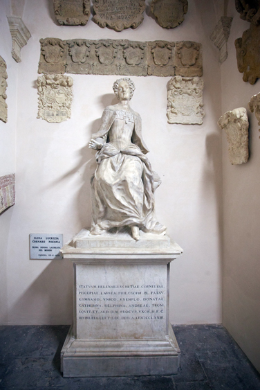Padova, Palazzo del Bo, Statua di Elena Lucrezia Cornaro Piscopia, prima donna laureata al mondo.