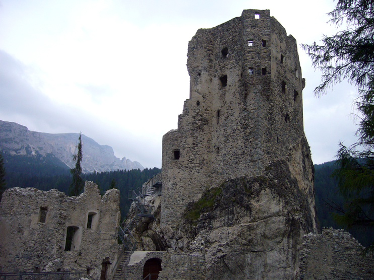 Livinallongo del Col di Lana Fodom (Bl), Castello di Andraz.