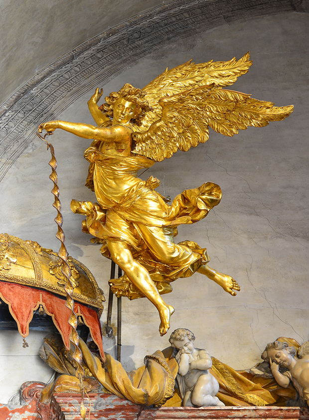 Venezia, Sacrestia della Basilica di Santa Maria Gloriosa dei Frari, Angelo in volo, a sinistra dell'Altare delle Reliquie, di Andrea Brustolon (Belluno, 20 luglio 1662 - Belluno, 25 ottobre 1732).