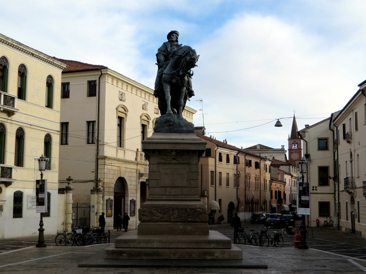 Rovigo, Piazza Garibaldi, Monumento a Garibaldi.