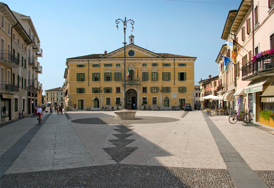 Valeggio sul Mincio (Vr), Piazza Carlo Alberto, Municipio.