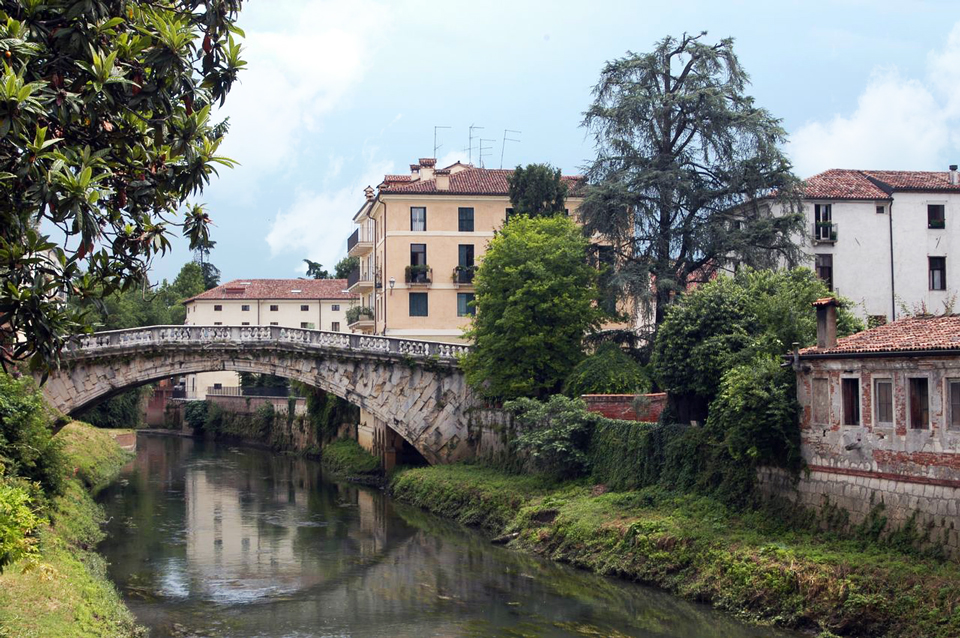 Vicenza (Vi), Ponte San Michele sul fiume Retrone.