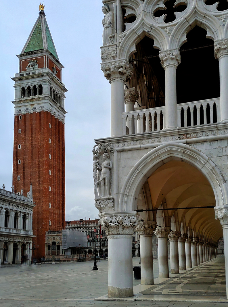 Venezia, Scorcio su Piazzetta San Marco con il Campanile di San Marco e il Capitello della Creazione dell'Uomo e dello Zodiaco.
