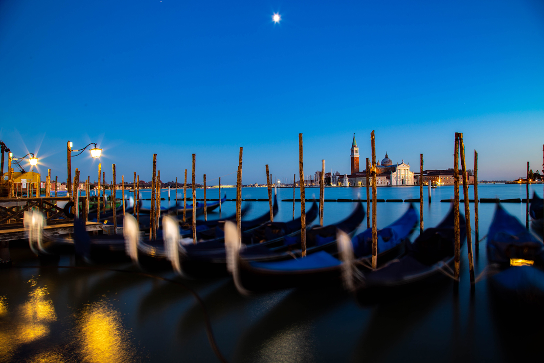 Venezia, Bacino San Marco, Gondole al tramonto.
