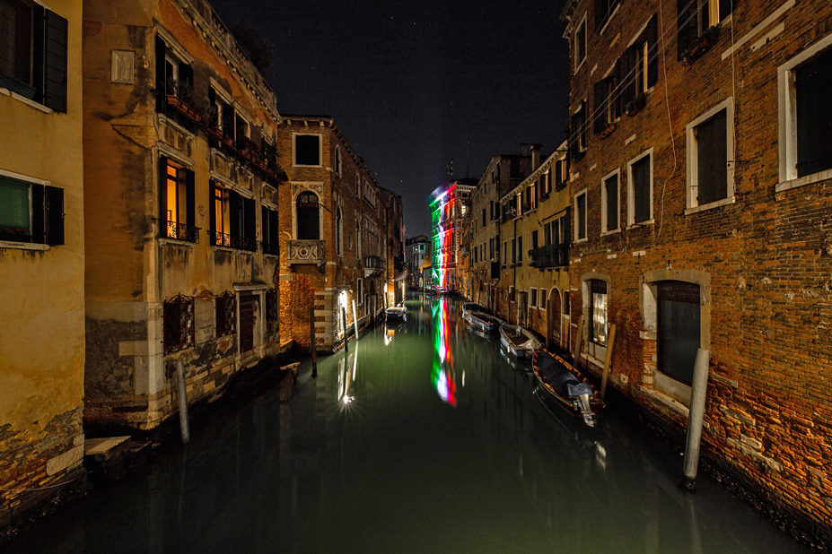 Venezia, Rio di San Polo. Riflessi tricolori sulla facciata d'acqua di Palazzo Corner Mocenigo.
