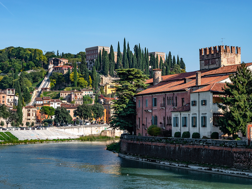 Verona, Castel San Pietro e funicolare visti dall'Adige.