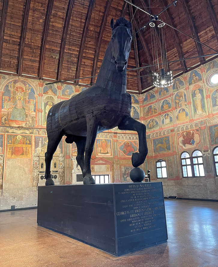 Padova, Palazzo della Ragione, Cavallo ligneo.