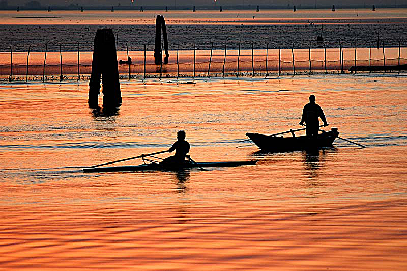Venezia (Ve), Laguna Sud, voga al tramonto.