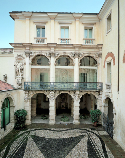 Vicenza, Palazzo Leoni Montanari, Loggia di Ercole.