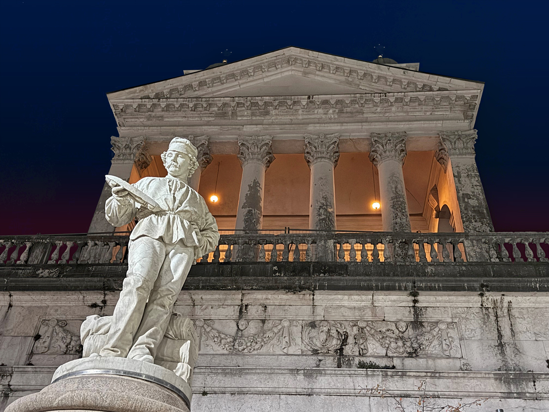 Schio (Vi), ''L'Omo'' - Monumento al Tessitore e il Duomo di San Pietro Apostolo.