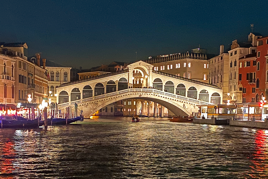 Venezia, il Ponte di Rialto visto dal Canal Grande.