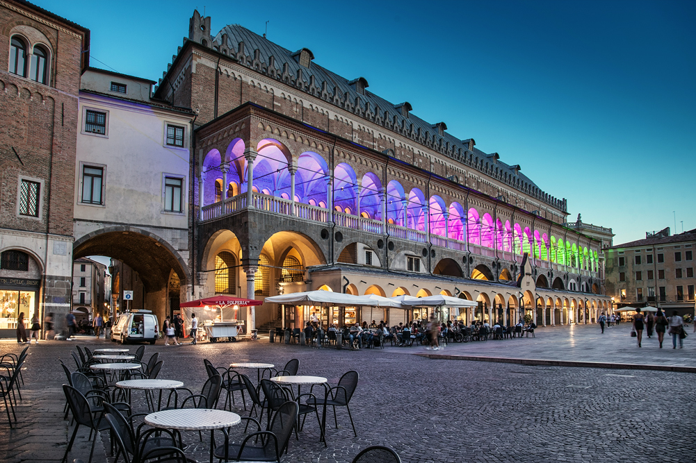 Padova, Piazza della Frutta e Palazzo della Ragione.