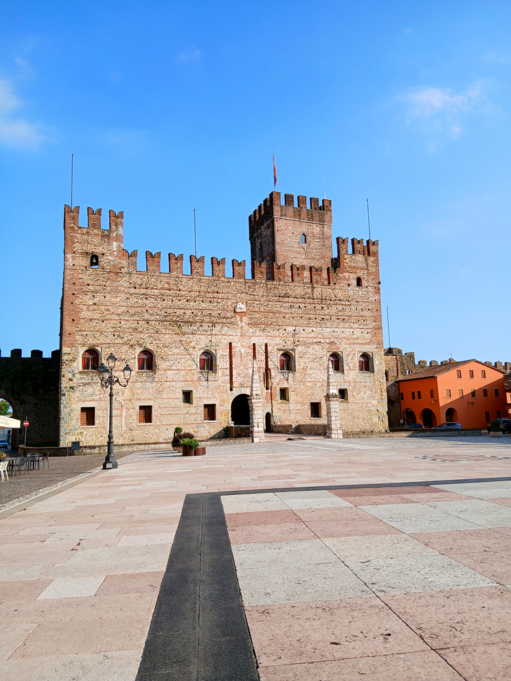Marostica (Vi), Piazza degli scacchi. Il Castello Inferiore. 