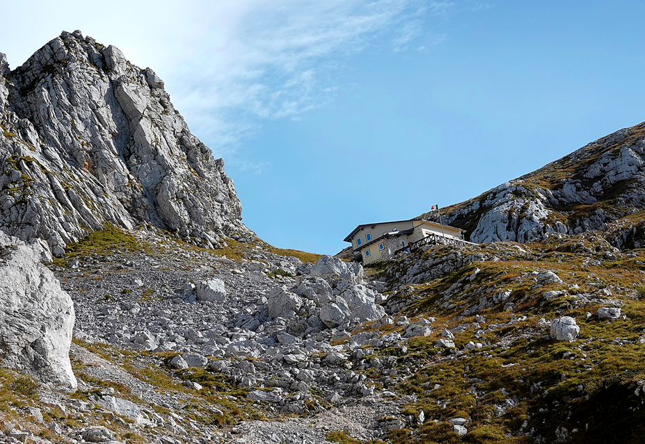 Tambre d'Alpago (Bl), Alta Val de Piera. Rifugio Carlo e Massimo Semenza - 2.020 m slm.