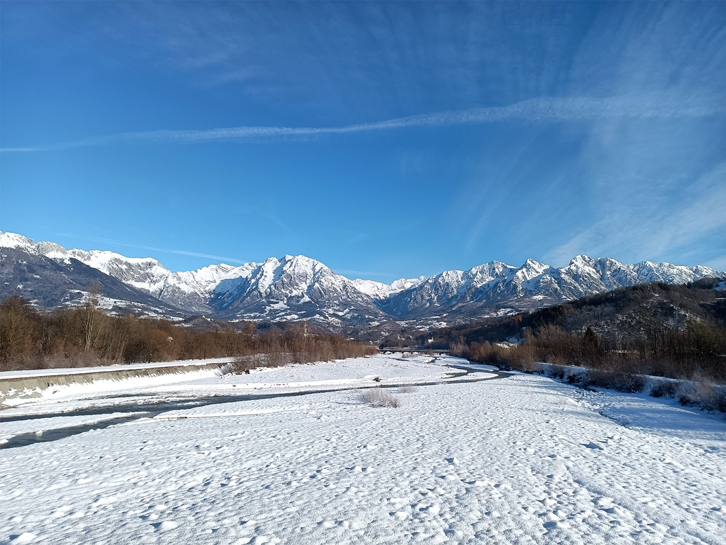 Monti dell'Alpago (Bl) visti dal ponte sospeso sul torrente Tesa.
