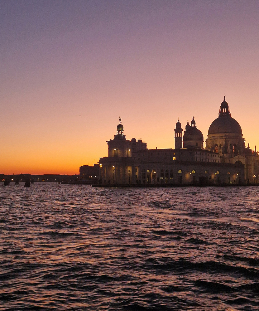 Venezia, Punta della Dogana e Basilica di Santa Maria della Salute al tramonto.