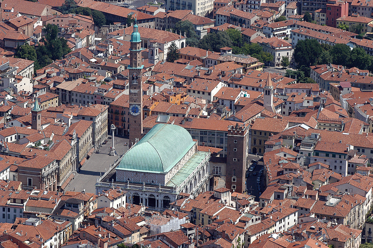 Vicenza, la Basilica Palladiana vista dall'alto.