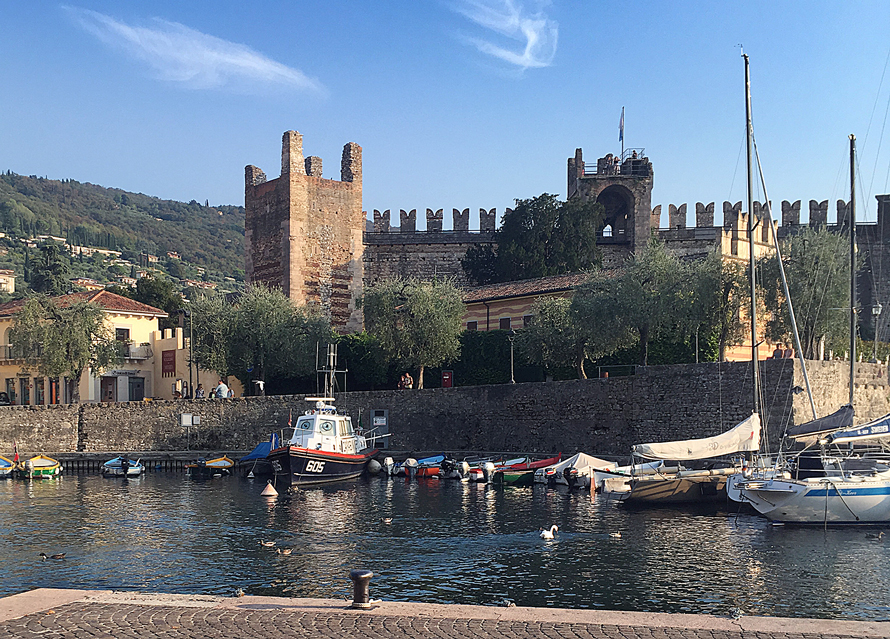 Torri del Benaco (Vr), il Castello scaligero ed il porticciolo.